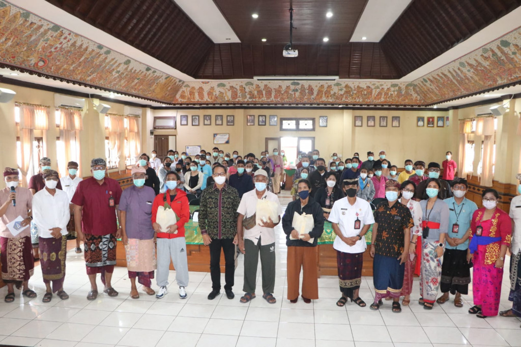 Wabup Suiasa Serahkan PMT bagi Penderita TBC, Upaya Tingkatkan Kesehatan dan Pemulihan Penderita TBC